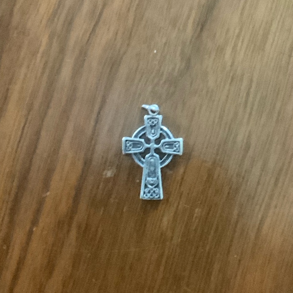 Small sterling silver 925 Celtic pendant, approximately 1 inch detailed - Picture 2 of 4